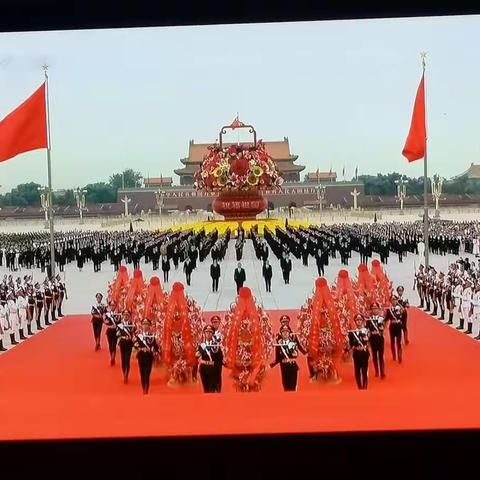 迎接党的二十大，旗袍协会在铁牛广场走秀表演，中老摄绵阳站组织拍摄。