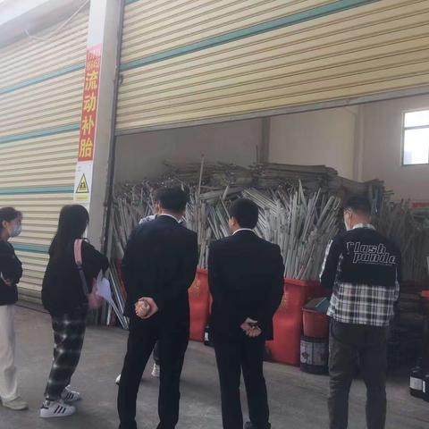 海口市生态环境局对秀英区有害垃圾暂存点进行检查工作