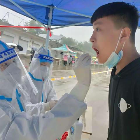 雨中的坚守---白沙镇全员核酸检测有序进行中