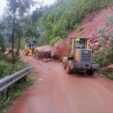 山体滑坡阻公路 全力抢修保畅通