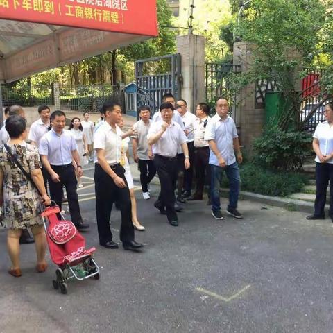 江岸区区委王书记莅临球场街视察垃圾分类工作！