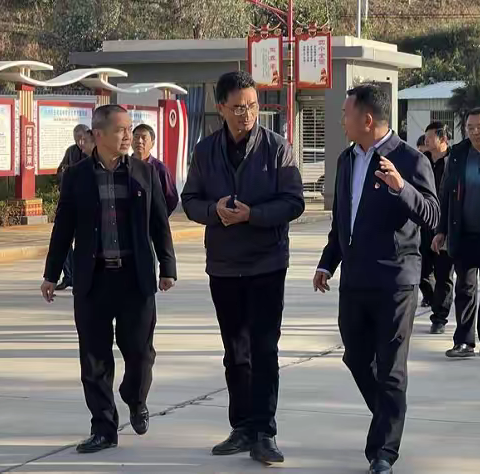 县委副书记、代理县长张津华到禄劝职业高级中学调研