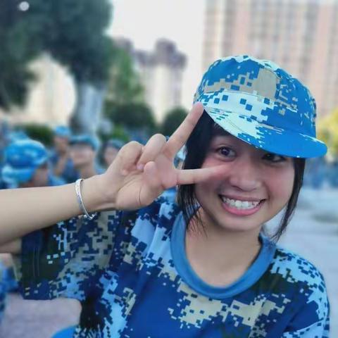 刻苦训练树新风，艰苦磨炼强意志                             ——临川二中军训第二天