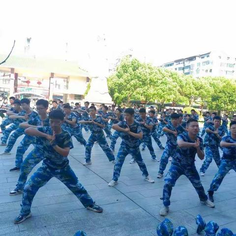 青春淬火，百炼成钢--临川二中2021级高二军训第三天