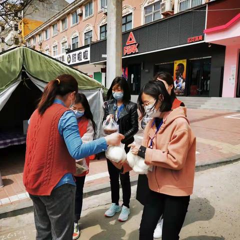 深赴一线 慰问暖心---沙河市司法局慰问疫情防控值班人员