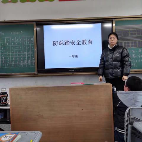 滦村小学防踩踏安全演练