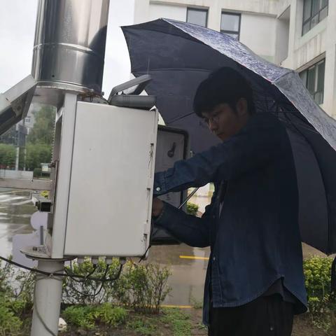 灞桥：技术人员冒雨抢修区域自动气象站