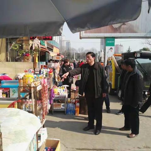 园林局小区征收办在人民广场西出口，名牌一条街执勤保洁剪影