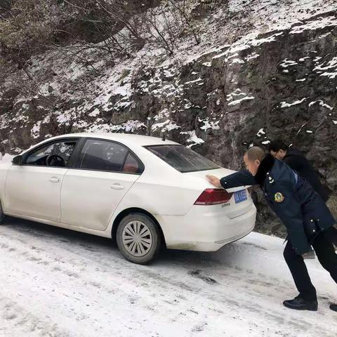 运城公路分局绛县公路管理段随下随清，坚守清雪一线保畅通