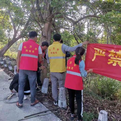 网格员宣传铁路安全知识