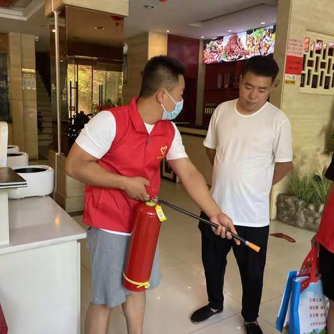华阴市消防救援大队组织消防志愿者开展燃气消防安全宣传活动