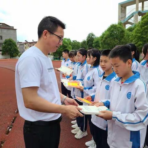 “阅书阅己阅世界”——南安中学七年级手抄报比赛