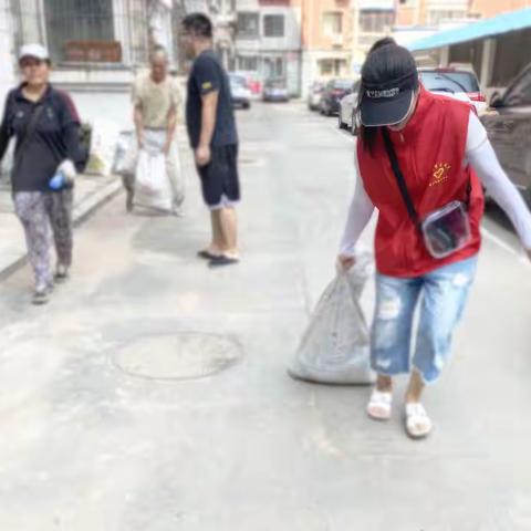 优美整洁的环境离不开社区工作人员的辛勤劳动