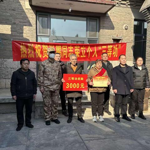 军地携手送喜报 光荣之家增荣耀