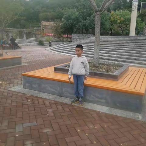 我和爸爸 、  妈妈一起出去参加读书会好开心，大自然让我们更幸福(^o^)o