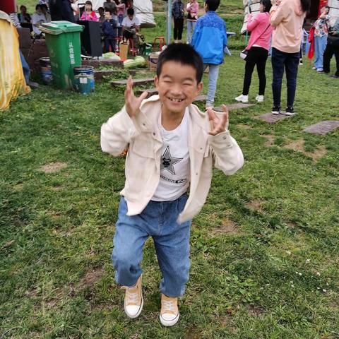 我是一只快乐的小鸟，自由的飞翔在关山牧场  简单的了解蒙古人的生活节奏。