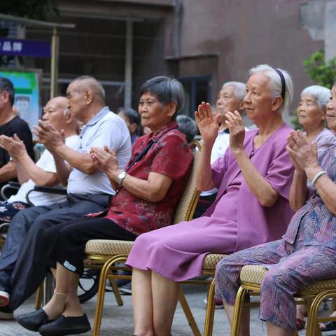湛江佳韵艺术表演团：传承尊老敬老美德，让养老中心燃起属于他们的八一节狂欢