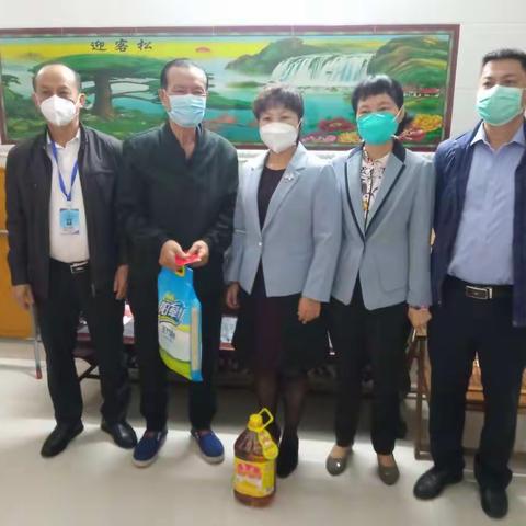 迎新春 送祝福——区委副书记、区长陈潇走访慰问建设街社区老党员、困难党员