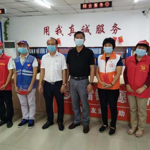 区委副书记、区人民政府区长陈积明到建设街社区慰问战斗在疫情防控一线党员干部