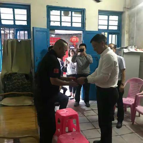 区委副书记、区长陈积明带队到建设街社区慰问困难党员