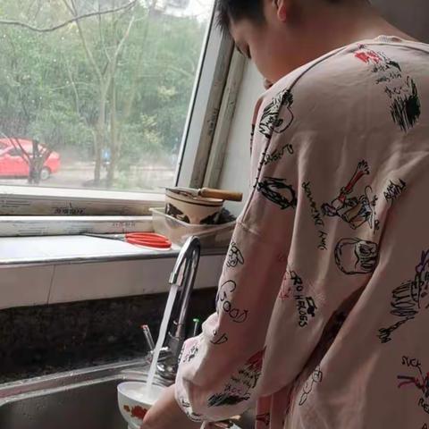 泸州市十八中7年级3班，三八节爱心活动我们在行动