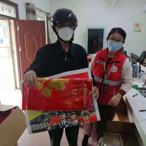 福民社区网格员给退役军人发放春联