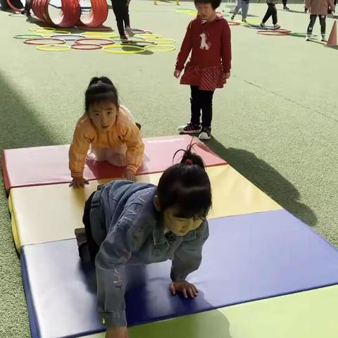 小一班5月8日上午钻爬区