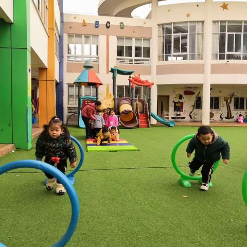 小一班12月14日下午钻爬区