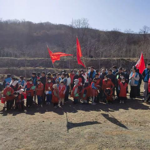 “同心扮靓绿水青山 建设生态友好淄博”博山农商银行组织行内员工及子女参加志愿植树活动