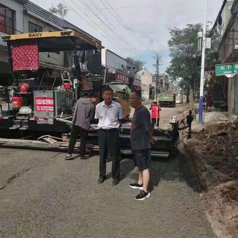 凤城路改造工程水稳摊铺顺利完工