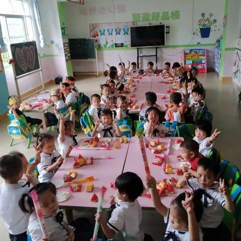 池洞镇宝宝幼儿园小班七月份的生日感恩会