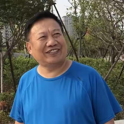 展纸挥毫，笔走蛟龙，直画如剑，曲笔似藤，点若危峰坠石，酣畅淋漓写人生。一一刘晓洲书法作品欣赏