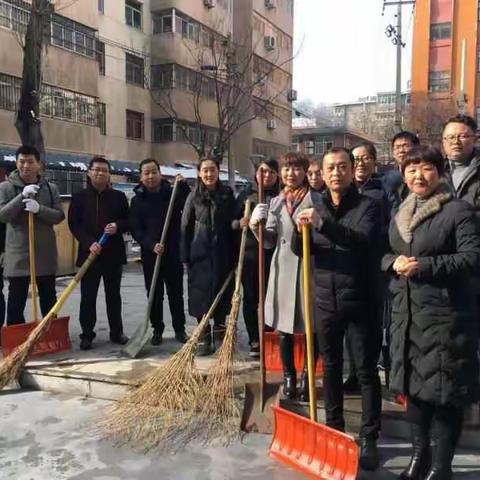 铲雪除冰志愿行         红色精神暖寒冬