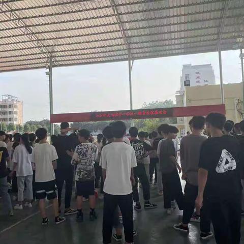 “相信自己、相信集体”——灵马镇中心学校毕业班学生心理素质拓展活动