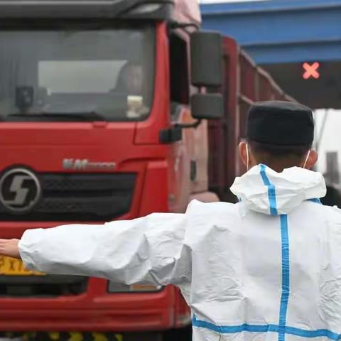 【疫情防控 冒雨坚守】致敬风雨中坚守的防疫“守卡人”