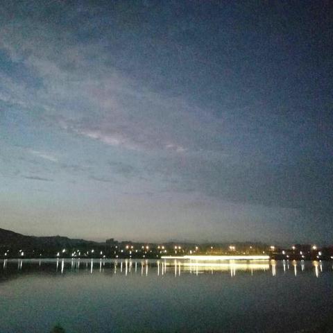 夜游如意湖