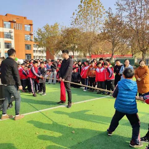 冬日，阳光正好，微风不燥，贾镇中心小学开展了“凝心聚力、砥砺前行，师生拔河比赛”活动。