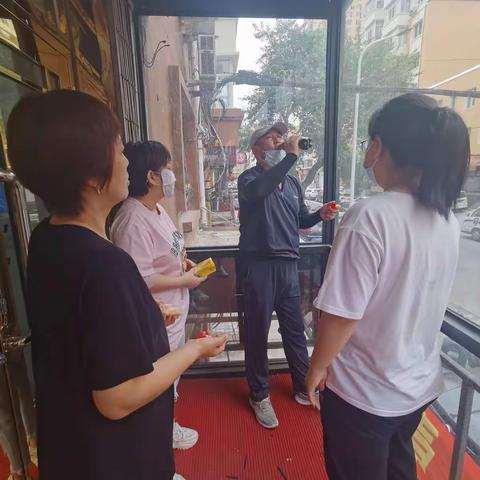 疾风知劲草 危急见真情