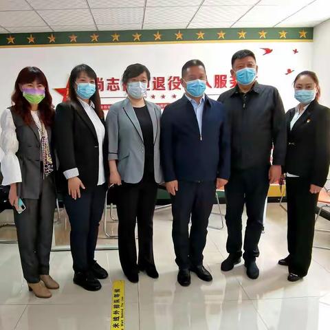 哈尔滨市营商局副局长杨东明、道里区副区长李巍到尚志街道党群服务中心为新生儿家长授卡