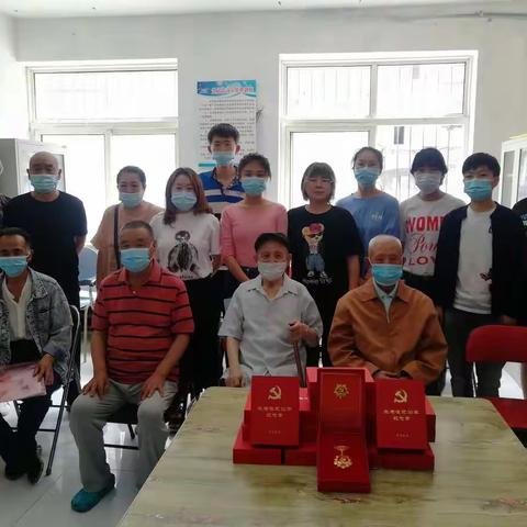 新华社区举行50年党龄老党员纪念章颁发仪式