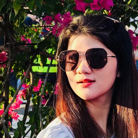 【时尚搭配技巧】 簕杜鹃花里的女孩