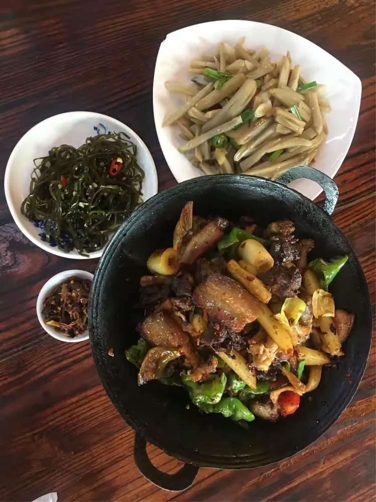 张家界三下锅一一牛哄哄的特色美食