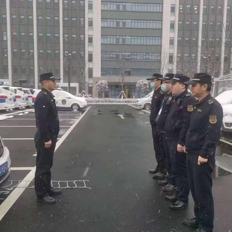 垃圾分类|城市管理局垃圾分类中心对执法队员冰雪天气执法车辆安装防滑链培训