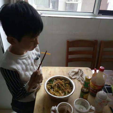 永安路小学二年级39班闫浩轩 美味的凉拌土豆丝