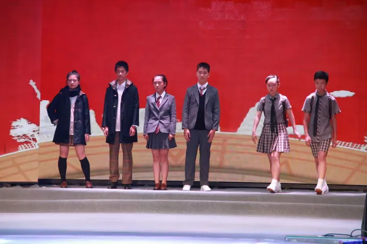 "霓裳"校服t台show 文景学子显风采