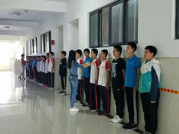 "霓裳"校服t台show 文景学子显风采