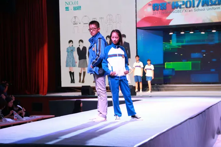 "霓裳"校服t台show 文景学子显风采