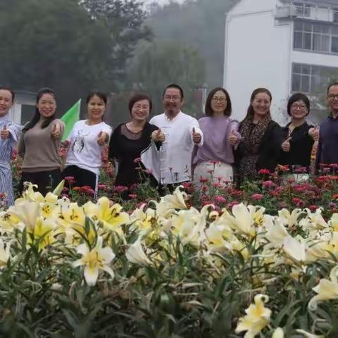 在花海中分享园丁的喜悦，感悟教育的真谛