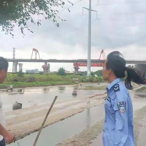 西秀镇检测员做好蔬菜基地台风防风防汛安全防御工作