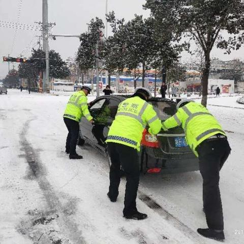 雪天路滑车辆抛锚 民警冰雪路上化身“推车夫”